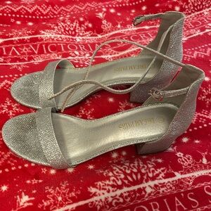 DREAM PAIRS Women's Chunk Low Heel Pump Sandals Color is sparkly silver Size 9.5
